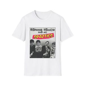 Puede incluir: Camiseta blanca con una foto en blanco y negro de una banda en la parte delantera. La banda se llama "Johnny Rotten and the Spaztics".