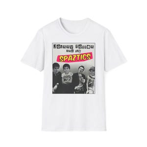 Puede incluir: Camiseta blanca con una foto en blanco y negro de una banda en la parte delantera. La banda se llama "Johnny Rotten and the Spaztics".