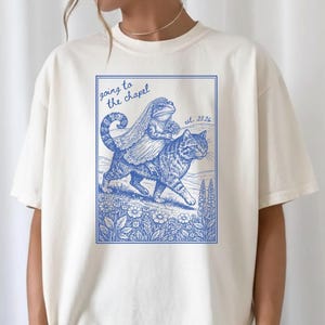 Going to the Chapel Funny Bridal Medieval Frog Shirt, Bride to Be Tshirt, Frog Lovers Engagement Gift, Future Mrs Fairycore Fantasy Frog Tee