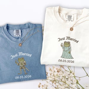Just Married Frog Shirt, Personalized Newlywed Matching Couple Shirts, Bride And Groom Funny Frog Lovers Tshirt, Wedding Couple Gift Tee