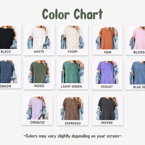 K&ouml;nnte beinhalten: Eine Farbkarte mit zw&ouml;lf kurz&auml;rmeligen T-Shirts in verschiedenen Farbt&ouml;nen wie Schwarz, Wei&szlig;, Elfenbein, Yam, Blossom, Denim, Moss, Hellgr&uuml;n, Violett, Blue Jean, Orchid und Pepper, inklusive dem Text Color Chart und einem Hinweis.