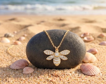 Colgante de abeja con diamantes, collar de abeja realista con pavé, collar único de abejorro, colgante de abeja, medallón de abeja reina con diamantes
