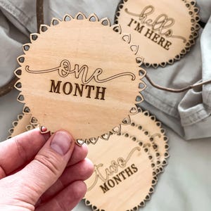 Disques en bois Jalon mensuel pour bébé – Faire-part de naissance et marqueurs de croissance mensuels – Cadeau de baby shower pour les mamans et les grands-mères
