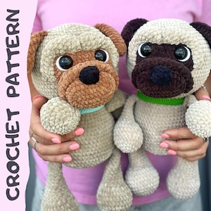 Puede incluir: Dos juguetes de peluche de perro pug de crochet, uno marrón y otro beige, con ojos y narices negros. Los juguetes están siendo sostenidos por las manos de una persona. La imagen incluye el texto "CROCHET PATTERN" y un icono PDF.