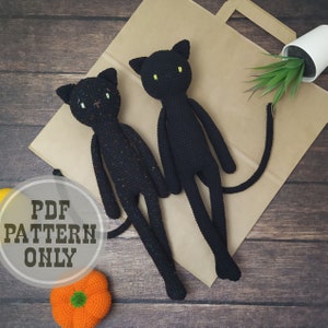アミグルミパターン ハロウィーンの装飾用の黒猫人形。猫のかぎ針編みパターンと動物の猫のぬいぐるみ。ギフト用のかわいい猫