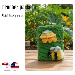 Puede incluir: Una funda verde de libro tranquilo de ganchillo con un diseño de girasol y abeja. El texto "Crochet pattern" y "Quiet book garden" se muestran en la parte superior. El icono PDF y la bandera americana están en la esquina inferior izquierda.