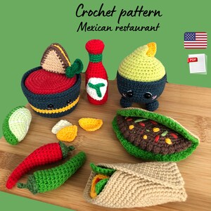 Puede incluir: Una colección de elementos de comida mexicana hechos a ganchillo, incluyendo un taco, un burrito, un aguacate, un cuenco de salsa y chiles. La imagen también presenta una botella de salsa picante y el texto "Crochet pattern Mexican restaurant."