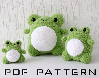 Könnte beinhalten: Drei gehäkelte grüne Frosch-Plüschtiere mit weißen Bäuchen. Die Frösche sind unterschiedlich groß, der größte Frosch in der Mitte und der kleinste Frosch links. Der Text "PDF PATTERN" befindet sich am unteren Rand des Bildes.