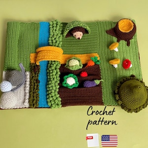 Könnte beinhalten: Handgemachte Häkelgarten-Szene mit grünem Hintergrund, blauem Fluss und brauner Erde. Zu den Merkmalen gehören ein Igel, Gemüse, Pilze und ein Baumstumpf. Der Text "Crochet pattern" ist sichtbar.