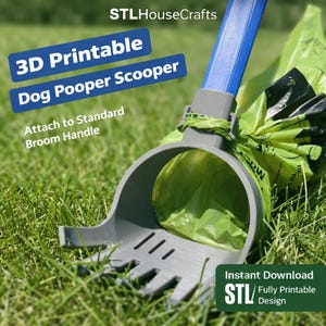 以下が含まれることがあります： 青いハンドルと緑色のゴミ袋が付いた、グレーの3Dプリント犬用うんちスクーパー。スクーパーは熊手のようなデザインで、標準的なほうきの柄に取り付けます。画像には「3D Printable Dog Pooper Scooper」と書かれています。