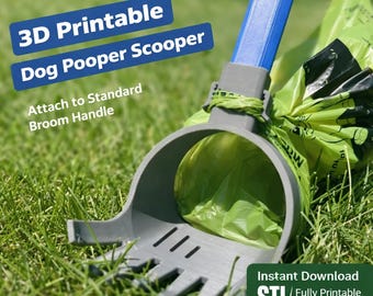 Op de afbeelding: Een grijze 3D-geprinte hondenpoep schep met een blauwe handgreep en een groene afvalzak. De schep heeft een harkachtig ontwerp en wordt bevestigd aan een standaard bezemsteel. De afbeelding bevat de tekst "3D Printable Dog Pooper Scooper".
