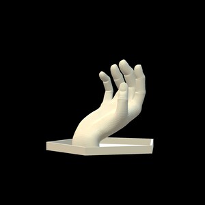 Op de afbeelding: Een cr&egrave;mekleurig, driedimensionaal handbeeldhouwwerk dat uit een zeshoekige basis komt. De hand is gepositioneerd met vingers die licht gebogen en omhoog gericht zijn, met een gladde, matte oppervlaktestructuur en een strak ontwerp.