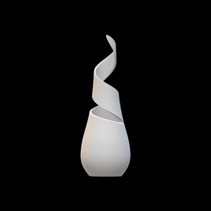 Pode incluir: Um vaso de cer&acirc;mica branco com um design &uacute;nico. O vaso tem uma base arredondada e um detalhe em espiral que se estende para cima. O vaso est&aacute; sobre um fundo preto, destacando sua forma e textura. Adequado para decora&ccedil;&atilde;o de casa.
