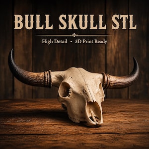 Puede incluir: Imagen detallada de una calavera de toro con cuernos grandes y curvados. La calavera es blanquecina, con cuernos marrones oscuros y un fondo con textura de madera. El texto superior dice "BULL SKULL STL" y "High Detail • 3D Print Ready".