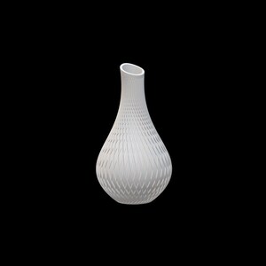 Pode incluir: Um vaso branco em forma de gota com um padr&atilde;o geom&eacute;trico texturizado. O vaso tem um pesco&ccedil;o fino e uma base larga e arredondada. A superf&iacute;cie &eacute; coberta por uma s&eacute;rie de linhas diagonais, criando um efeito tecido. O vaso est&aacute; em um fundo preto.