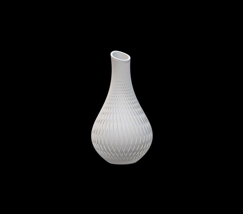 Pode incluir: Um vaso branco em forma de gota com um padr&atilde;o geom&eacute;trico texturizado. O vaso tem um pesco&ccedil;o fino e uma base larga e arredondada. A superf&iacute;cie &eacute; coberta por uma s&eacute;rie de linhas diagonais, criando um efeito tecido. O vaso est&aacute; em um fundo preto.