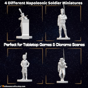 Op de afbeelding: Vier witte miniatuur Napoleontische soldaten. De afbeelding bevat de tekst "4 Different Napoleonic Soldier Miniatures" en "Perfect for Tabletop Games & Diorama Scenes". De miniaturen staan op een donkere achtergrond.