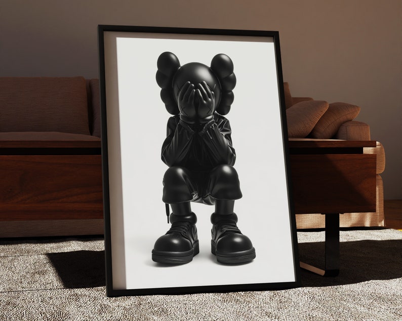 Puede incluir: Impresi&oacute;n enmarcada en blanco y negro de una escultura negra de un personaje de dibujos animados con las manos cubri&eacute;ndose la cara. El personaje lleva una chaqueta y pantalones negros y botas negras.
