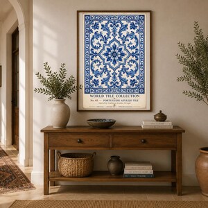 K&ouml;nnte beinhalten: Ein gerahmter Wandkunstdruck mit dem Titel World Tile Collection No. 05 Portuguese Azulejo Tile, der ein komplexes blau-wei&szlig;es Blumenmuster zeigt. Der rechteckige Druck ist in einem dunklen Holzrahmen gerahmt und zeigt ein symmetrisches Design.