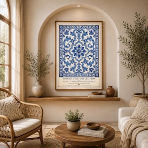 K&ouml;nnte beinhalten: Ein gerahmter Wandkunstdruck mit einem blau-wei&szlig;en portugiesischen Azulejo-Fliesenmuster mit komplizierten Blumenmotiven. Der Text lautet WORLD TILE COLLECTION, No. 05 - PORTUGUESE AZULEJO TILE, Inspired by Traditional Azulejos, Portugal.