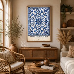 K&ouml;nnte beinhalten: Ein rechteckiger Wandkunstdruck mit einem blau-wei&szlig;en portugiesischen Azulejo-Fliesenmuster mit komplizierten Blumenmotiven. Der Text unten lautet: WORLD TILE COLLECTION No. 05 - PORTUGUESE AZULEJO TILE Inspired by Traditional Azulejo, Portugal.