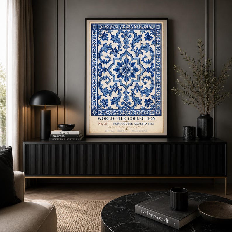K&ouml;nnte beinhalten: Ein gerahmter Wandkunstdruck mit einem blau-wei&szlig;en portugiesischen Azulejo-Fliesenmuster. Der Text lautet: WORLD TILE COLLECTION, No. 05 - PORTUGUESE AZULEJO TILE, Inspired by Traditional Azulejos, Portugal, PORTUGAL, APPLIED ART, TIMELESS ELEGANCE.
