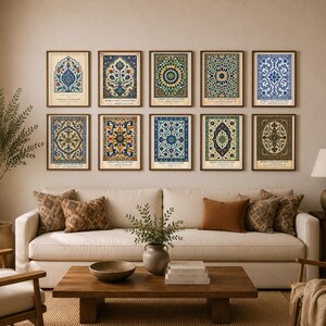 K&ouml;nnte beinhalten: Ein Set aus zehn gerahmten Wandkunstdrucken, angeordnet in zwei Reihen zu je f&uuml;nf, die jeweils komplexe, farbenfrohe geometrische und florale Fliesenmuster zeigen, mit dem Text World Tile Collection am unteren Rand jedes rechteckigen Rahmens.