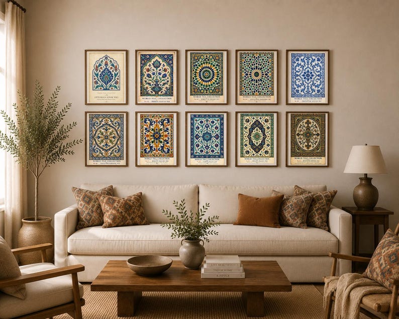 K&ouml;nnte beinhalten: Ein Set aus zehn gerahmten Wandkunstdrucken, angeordnet in zwei Reihen zu je f&uuml;nf, die jeweils komplexe, farbenfrohe geometrische und florale Fliesenmuster zeigen, mit dem Text World Tile Collection am unteren Rand jedes rechteckigen Rahmens.