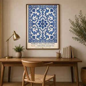 K&ouml;nnte beinhalten: Ein rechteckiger Wandkunstdruck mit einem komplexen blau-wei&szlig;en Blumenfliesenmuster. Der Text lautet WORLD TILE COLLECTION No. 05 - PORTUGUESE AZULEJO TILE. Das Design ist in einem dunkelbraunen Rahmen eingefasst und h&auml;ngt an einer hellen Wand.