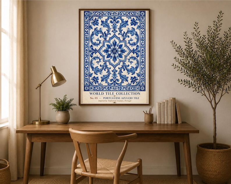 K&ouml;nnte beinhalten: Ein rechteckiger Wandkunstdruck mit einem komplexen blau-wei&szlig;en Blumenfliesenmuster. Der Text lautet WORLD TILE COLLECTION No. 05 - PORTUGUESE AZULEJO TILE. Das Design ist in einem dunkelbraunen Rahmen eingefasst und h&auml;ngt an einer hellen Wand.