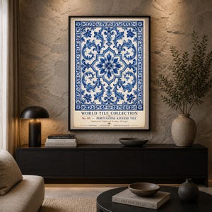 K&ouml;nnte beinhalten: Ein gerahmter Kunstdruck mit einem blau-wei&szlig;en Fliesenmuster. Der Text lautet: WORLD TILE COLLECTION No. 05 - PORTUGUESE AZULEJO TILE Inspired by Traditional Azulejos, Portugal PORTUGAL AZULEJO ART TIMELESS ELEGANCE.