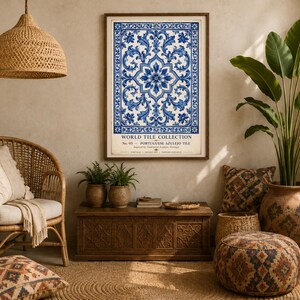 K&ouml;nnte beinhalten: Ein gerahmter Kunstdruck mit dem Titel World Tile Collection No. 05 Portuguese Azulejo Tile, der ein symmetrisches blau-wei&szlig;es Blumenmuster zeigt. Der Druck befindet sich in einem Holzrahmen mit cremefarbenem Rand und Text darunter.