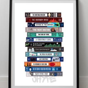 Puede incluir: Una pila de cintas VHS con episodios de Doctor Who, incluyendo "La Invasión Navideña", "La Novia Fugitiva", "Viaje de los Condenados", "El Próximo Doctor", "El Fin del Tiempo", "Un Villancico", "El Doctor, la Viuda y el Armario", "Los Hombres de Nieve", "El Tiempo del Doctor", "La Última Navidad", "Los Maridos de River Song", "El Regreso del Doctor Mysterio", y "Dos Veces en un Tiempo".