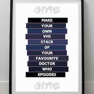 Puede incluir: Impresión enmarcada con el texto "MAKE YOUR OWN VHS STACK OF YOUR FAVOURITE DOCTOR WHO EPISODES". El texto está apilado sobre fondos azul oscuro y negro. La impresión también incluye la palabra estilizada "JHYFE".