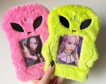 Porta tarjetas fotográficas de peluche extraterrestre