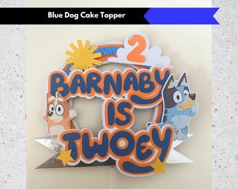 Adorno personalizado para pastel de cumpleaños de perro azul / Decoración para fiesta temática de dibujos animados / Conjunto de perro azul hecho a mano / Fiesta de cumpleaños de Twoey / Cumpliendo dos años / Nombre y edad