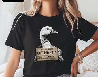 Camiseta Got Too Silly Goose, camiseta divertida con foto policial de ganso, camiseta gráfica de ganso tonto, camiseta meme, camiseta retro con humor de ganso.