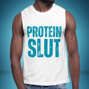 Puede incluir: Camiseta sin mangas blanca con la frase "PROTEIN SLUT" en letras turquesas desgastadas. La camiseta tiene cuello redondo y está hecha de un material suave. El fondo es un degradado de azul.