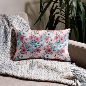 Bonita funda de cojín con diseño floral en tonos pastel, funda de almohada con flores femeninas, decoración rosa para el hogar, cojín femenino, accesorios para dormitorio en rosa.