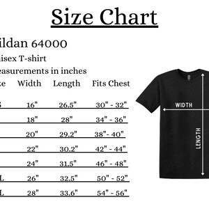 Op de afbeelding: Een maattabel voor een Gildan 64000 t-shirt, met een tabel voor maat, breedte, lengte en borstomvang in inches. Rechts toont een afbeelding van een zwart t-shirt met witte pijlen die aangeven waar de breedte en lengte worden gemeten.
