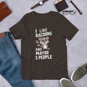 Grappige wasbeer tshirt prullenbak panda shirt schattige wasbeer T-shirt cadeau voor wasbeer minnaar introvert tshirt misschien 3 mensen tee cartoon wasbeer T-shirt