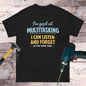 Divertente maglietta multitasking, maglietta sarcastica per marito, maglietta umoristica per uomo, idea regalo scherzosa