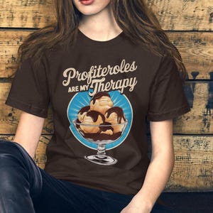 Camiseta de terapia Profiteroles, camiseta engraçada para amantes de comida, camiseta para amantes de confeitaria, presente para amantes do deserto, camiseta de humor terapêutico, presentes de chocolate