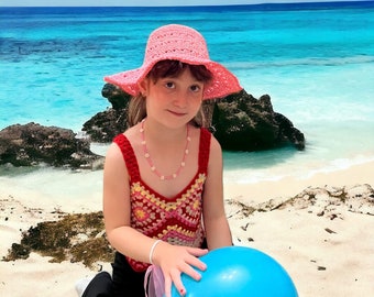 Ręcznie robiony na drutach letni kapelusz z włóczki papierowej frotte. Konbin dla matki i córki. Prezent na Dzień Matki