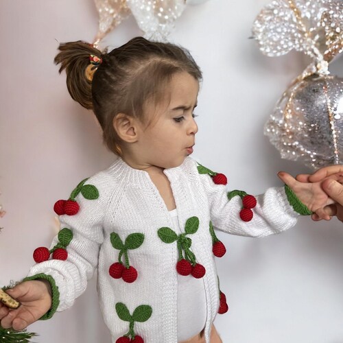 Handgemachte Kirsch Strickjacke - Weißer festlicher Winterpullover für Mädchen