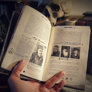 Op de afbeelding: Een open boek met een schedel erop. Het boek gaat over alchemie en bevat een portret van Nicolas Flamel, een beroemde alchemist. De tekst op de pagina bespreekt de geschiedenis van de alchemie en haar beoefenaars.