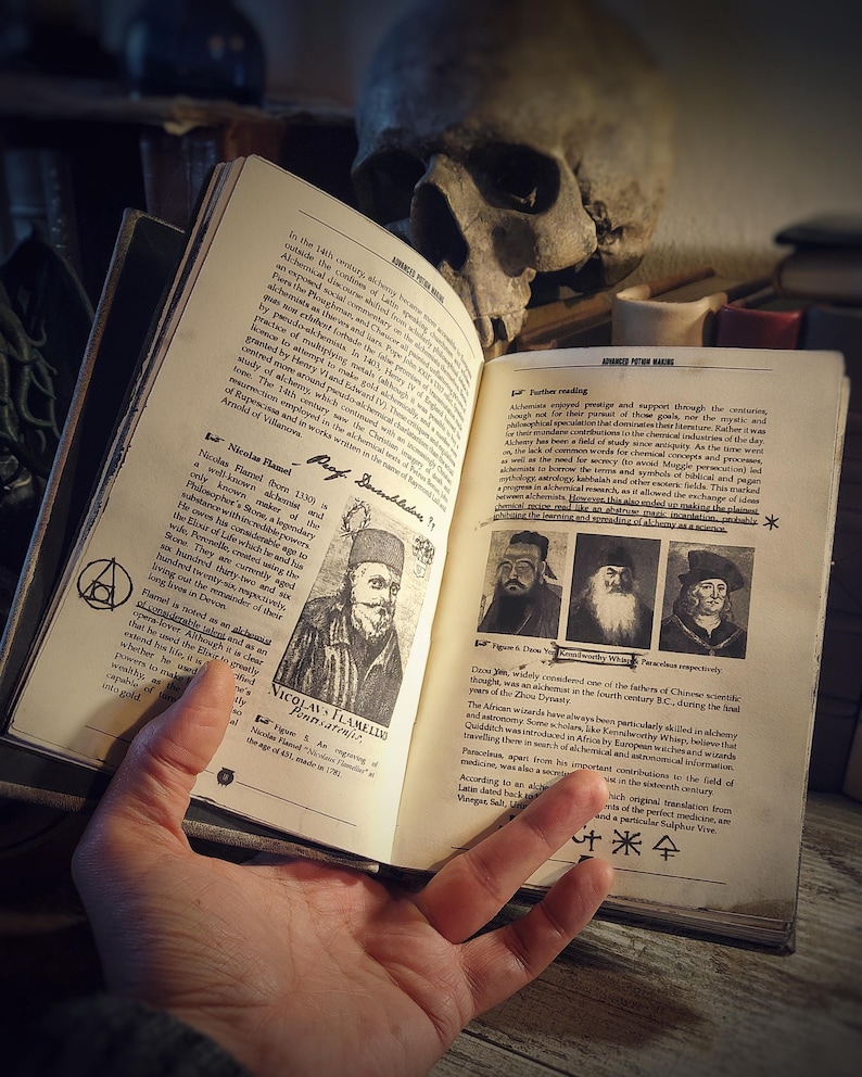 Op de afbeelding: Een open boek met een schedel erop. Het boek gaat over alchemie en bevat een portret van Nicolas Flamel, een beroemde alchemist. De tekst op de pagina bespreekt de geschiedenis van de alchemie en haar beoefenaars.