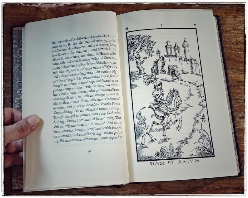 K&ouml;nnte beinhalten: Eine Schwarzwei&szlig;illustration eines Ritters auf einem Pferd, der auf ein Schloss mit T&uuml;rmen zu reitet. Der Text "SIVM ET AV.VM" ist unter dem Bild gedruckt.