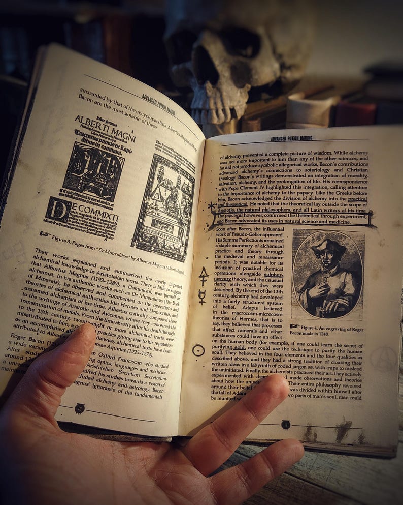 Op de afbeelding: Een open boek met zwarte en witte tekst over alchemie. Het boek is open naar een pagina met een zwart-witte illustratie van een man met een hoed en een pagina met een zwart-witte illustratie van een man in een gewaad. De tekst op de pagina bevat de woorden "De Commixti" en "Albertus Magnus".