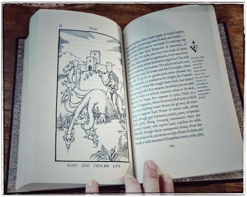 K&ouml;nnte beinhalten: Eine Schwarzwei&szlig;illustration einer Frau, die auf einem Drachen mit mehreren K&ouml;pfen steht. Der Drache blickt auf eine Burg im Hintergrund. Der Text "N.NC SCO TEN.BR LVX" ist unten auf der Seite gedruckt.